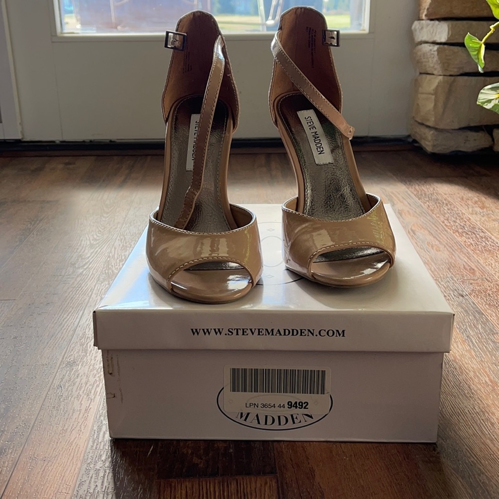 Steve Madden sz 9.5 blush patten wedge.